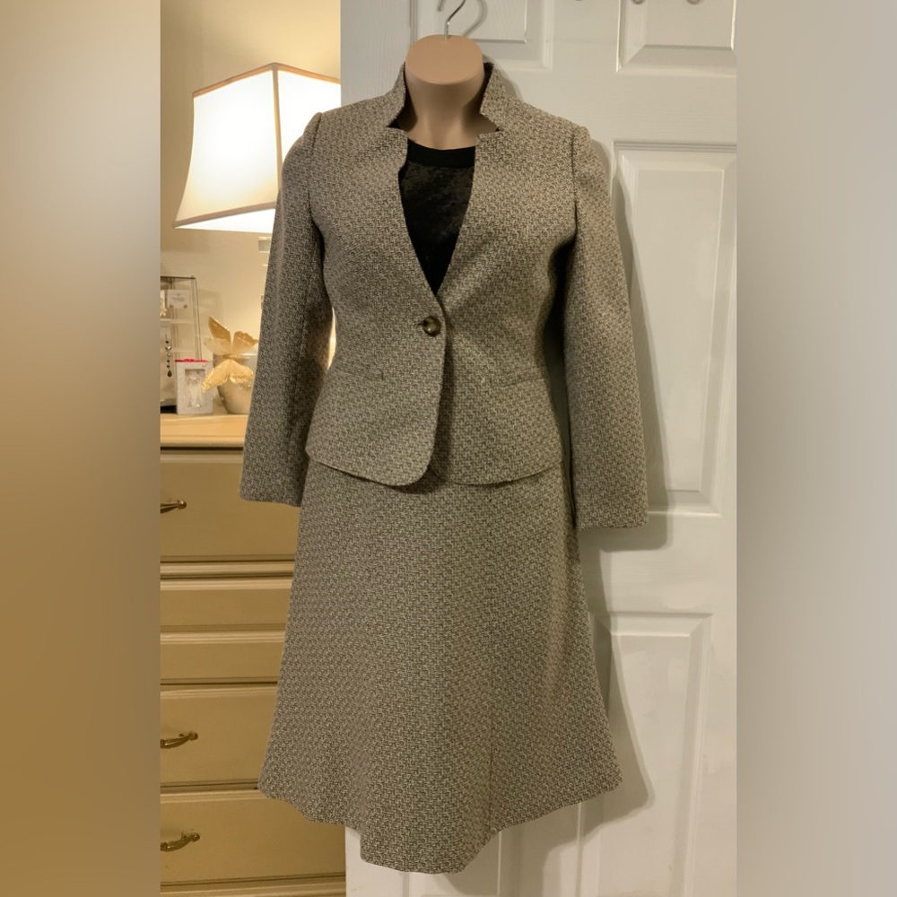Women’s 2 pc Skirt Suit.  SKIRT 28 1/2  width 16 1/2  JACKET: 63 in Waist 37 1/2
